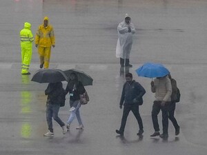 दिल्ली-एनसीआर में सुबह-सुबह बूंदाबांदी दर्ज की गई. हालांकि, इस बूंदाबांदी को एक लिहाज राहत ही माना जा रहा है. 