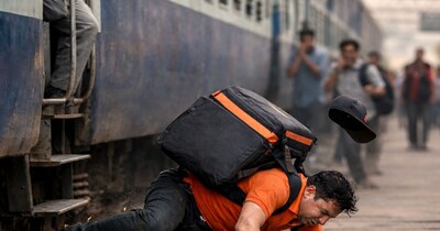 चलती ट्रेन से उतरने के चक्कर में गिरा फूड डिलीवरी बॉय(फोटो:AI Generated) 