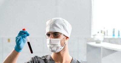 पत्नी ने गिफ्ट किया डीएनए टेस्ट रिपोर्ट देखते ही पति के उड़े होश( फोटो: Canva) 