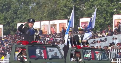 77वें गणतंत्र दिवस के दिन कर्तव्य पथ पर तिरंगे के साथ ईयू का झंडा भी लहराता दिखा.