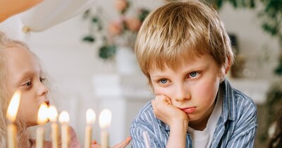 पार्टी में नहीं आए दोस्त टूट गया लड़के का दिल(फोटो:Canva) 