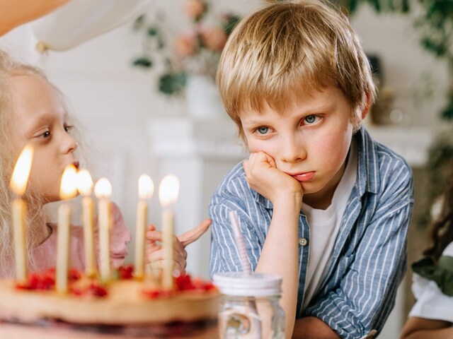 पार्टी के लिए सजाया घर, पहने खास आउटफिट्स, लेकिन मेहमानों ने किया कुछ ऐसा...