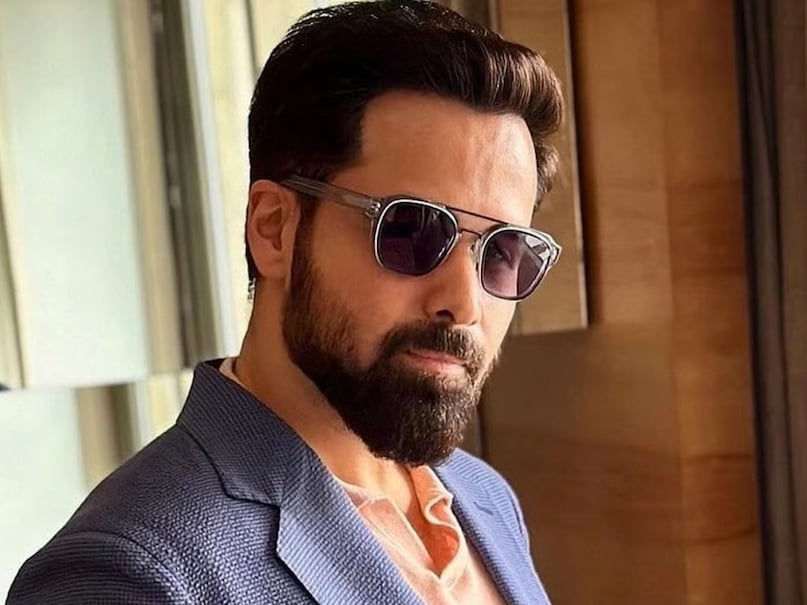 Emraan Hashmi, इमरान हाशमी, Emraan Hashmi Flight Emergency, इमरान हाशमी फ्लाइट इमरजेंसी, Mumbai Ahmedabad Flight Diverted, मुंबई अहमदाबाद फ्लाइट डायवर्ट, Emraan Hashmi Jaipur Landing, इमरान हाशमी जयपुर लैंडिंग, Flight Technical Glitch, फ्लाइट में तकनीकी खराबी, अकासा एयर, Akasa Air