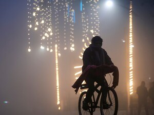 कोहरे में सब अंधेरा-अंधेरा. (फोटो-पीटीआई)