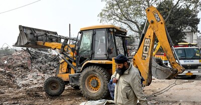 दिल्ली के तुर्कमान गेट स्थित मस्जिद के आसपास हुए अतिक्रमण पर चला एमसीडी का बुलडोजर