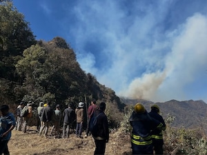 नागालैंड से मणिपुर तक पहाड़ों में लगी आग.