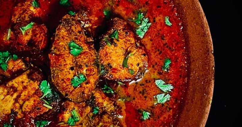 दरअसल बाजार जाकर बहुत से लोग उलझन में पड़ जाते हैं कि कौन सी मछली खरीदें. अंत में रूहू-मागुर जैसी जानी-पहचानी मछलियां लेकर ही थैला भरकर घर लौट आते हैं. लेकिन क्या आप जानते हैं कि कौन सी मछली खाने से सबसे ज्यादा पोषण मिलता है? सर्दियों के इस मौसम में बीमारियों को पास नहीं फटकने देने वाली कौन सी मछली है?