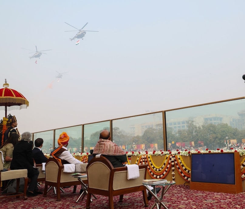  अंत में, जब प्रधानमंत्री नरेंद्र मोदी ने विजय चौक पर तिरंगे को सलामी दी, तो उनके चेहरे पर एक आत्मविश्वास था. यह तस्वीर एक ऐसे भारत की थी जो झुकना नहीं, बल्कि दुनिया को रास्ता दिखाना जानता है.