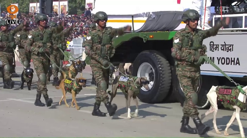  परेड में भारतीय नौसेना की झांकी में आईएनएस विक्रांत और नई परमाणु पनडुब्बियों के मॉडलों ने हिंद महासागर में भारत की बादशाहत को साबित किया. यह तस्वीर बांग्लादेश और अन्य तटीय देशों के लिए संदेश थी कि भारत ही इस क्षेत्र का असली 'नेट सिक्योरिटी प्रोवाइडर' है.