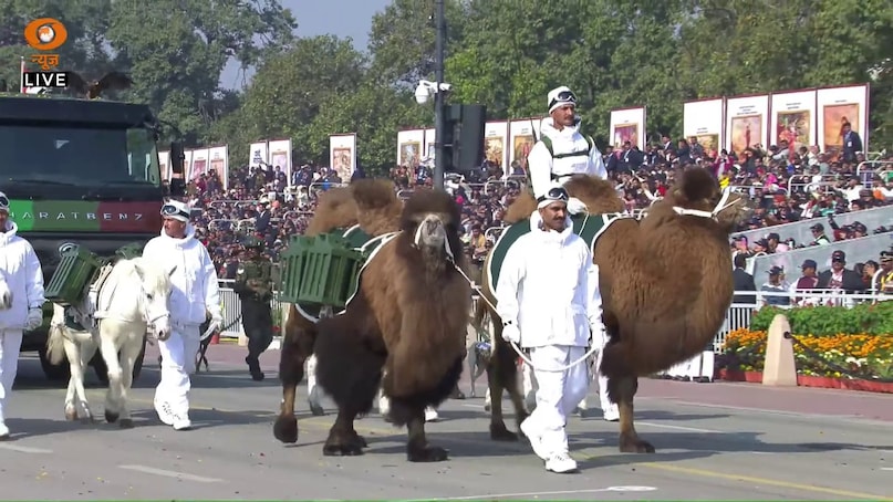  भारतीय सैनिकों को पहली बार पूरी तरह से डिजिटल कैमॉफ्लाज और नए इंटीग्रेटेड हेलमेट सिस्टम में देखा गया. यह तस्वीर चीन को यह बताने के लिए काफी थी कि भारत का पैदल सैनिक अब तकनीक के मामले में दुनिया में सबसे आगे है.