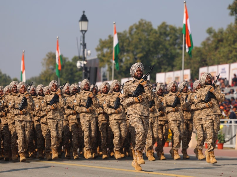  एनएसजी के ब्लैक कैट कमांडोज जब अपने नए गियर और अत्याधुनिक हथियारों के साथ निकले, तो उनकी आंखों में दिख रहा जुनून दुश्मन के कलेजे को छलनी करने के लिए काफी था. यह तस्वीर दर्शाती है कि भारत के आंतरिक सुरक्षा तंत्र को भेदना नामुमकिन है.