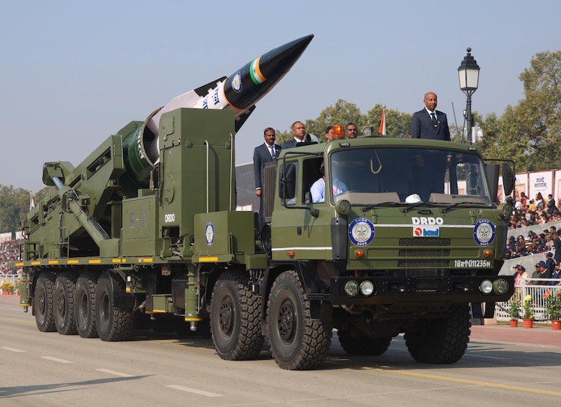 इस बार परेड की सबसे पहली और सबसे घातक तस्वीर थी 'अग्नि-6' मिसाइल की. 12,000 किलोमीटर से अधिक की मारक क्षमता वाली इस मिसाइल ने बीजिंग तक खलबली मचा दी है. इस तस्वीर को देखकर चीन के रणनीतिकार अब आक्रमण की बात तो दूर, सीमा पर उकसाने से पहले भी सौ बार सोचेंगे. यह भारत की वह मारक क्षमता है जो महाद्वीपों के पार वार कर सकती है.