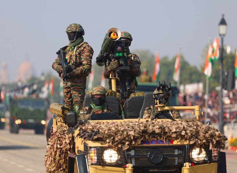  परेड में भारत ने अपने स्वदेशी S-400 (सुदर्शन) मिसाइल सिस्टम का प्रदर्शन किया. यह तस्वीर उन दुश्मनों के लिए चेतावनी है जो भारत के हवाई क्षेत्र में घुसने की हिमाकत करते हैं. चीन का 'स्टेल्थ' होने का दावा इस सिस्टम के सामने पानी भरता नजर आया.