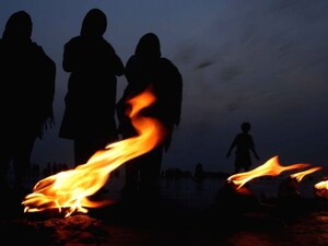 पश्चिम बंगाल के प्रसिद्ध गंगासागर मेले में लगी आग. किसी के हताहत की खबर नहीं. (फाइल पोटो)