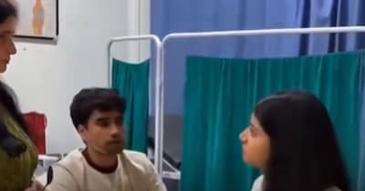 हॉस्पिटल के बेड पर बैठा प्रेमी, दाईं ओर रोती-बिलखती प्रेमिका. इस दौरान लड़के की मां बस चुप-चाप देखती रही.