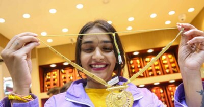 24 कैरेट सोना ₹1.37 लाख के ऊपर, चांदी ने फिर तोड़ा ₹2.42 लाख का स्तर. (Image:IANS)