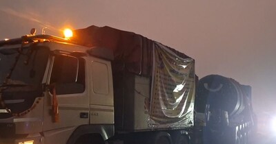 दुनिया का सबसे बड़ा शिवलिंग गोपालगंज से नारायणी नदी पार कर पूर्वी चंपारण पहुंच गया है. 