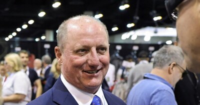 62 वर्षीय ग्रेग एबेल पेशेवर रूप से एक चार्टर्ड अकाउंटेंट हैं.