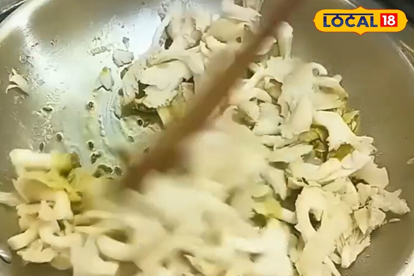 अब मशरुम को तेल मे फ्राई करे अच्छी तरह 