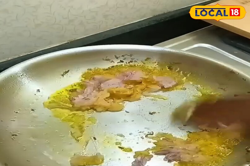 कढ़ाई मे प्याज डालकर फ्राई करे 