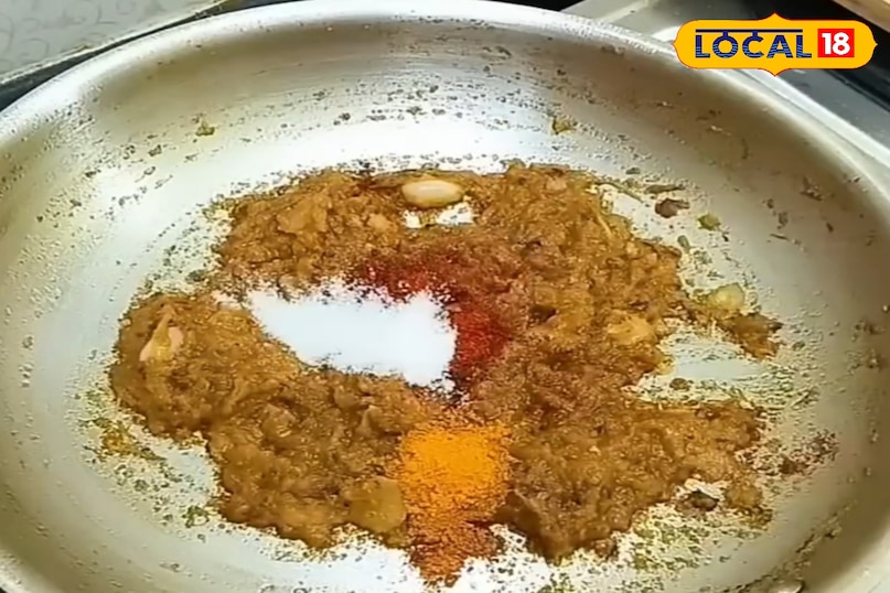 अब हल्दी, मिर्च, धनिया पाउडर डाले 