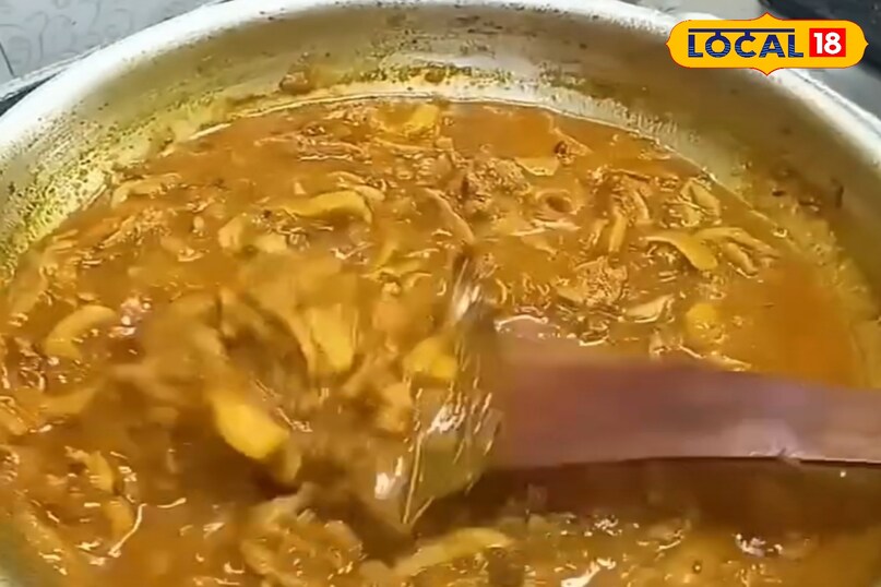 अब मशरुम मे किचन किंग, चिकन किंग इत्यादि मसाले डाले 