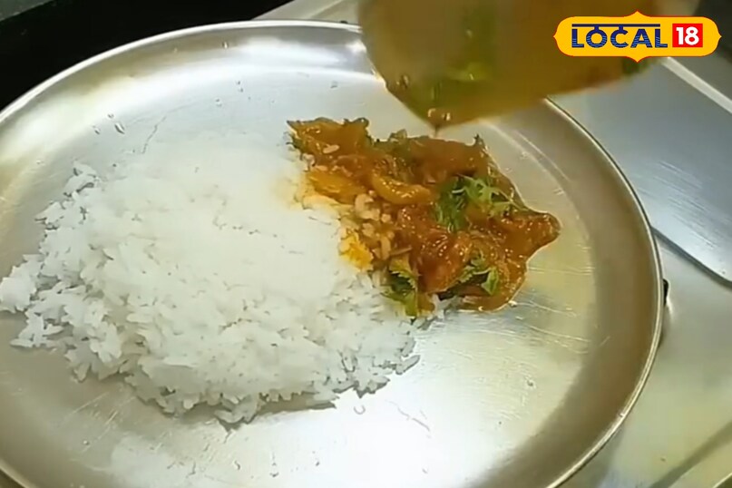 ओयस्टर मशरुम चावल और रोटी दोनों के साथ खा सकते है 