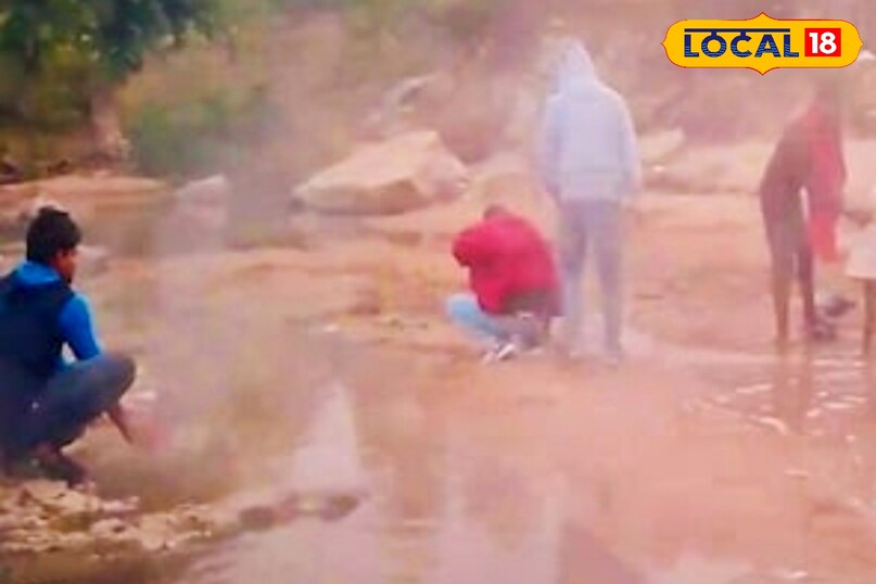 ततहा नदी के लगभग 50 मीटर क्षेत्र में पानी हमेशा गर्म रहता है. स्थानीय लोगों के अनुसार, कुछ स्थानों पर पानी का तापमान इतना अधिक होता है कि वह बॉयलिंग प्वाइंट के करीब पहुंच जाता है. यही वजह है कि कड़ाके की ठंड में भी लोग यहां बेझिझक स्नान करते नजर आते हैं.