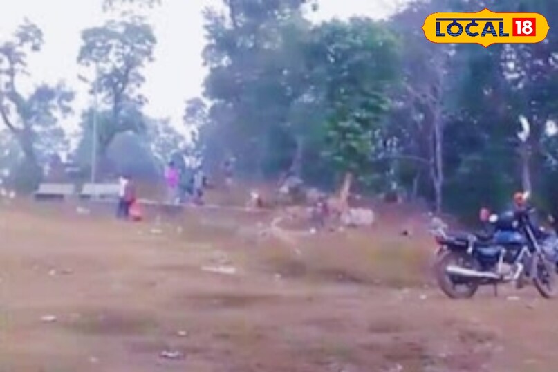 ततहा नदी तक पहुंचने के लिए लातेहार जिले के बरवाडीह रेलवे स्टेशन पर उतरना सबसे आसान रास्ता है. यहां से निजी वाहन या स्थानीय साधनों की मदद से झरना पहुंचा जा सकता है. 