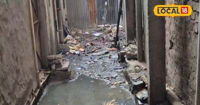 ये दृश्य इंदौर के भागीरथ पुरा की एक गली का है जब गंदगी का अंबार दिखाई दे रहा है 