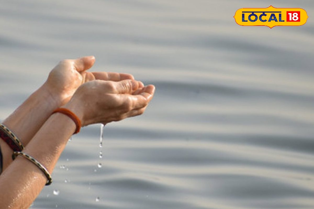 कोहरे में लिपटे घाट, भक्त लगा रहे गंगा में आस्था की डुबकी! सर्दियों में भी...