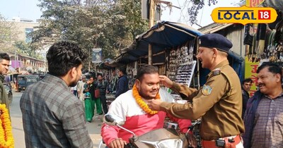 माला पहनाते ट्रैफिक प्रभारी