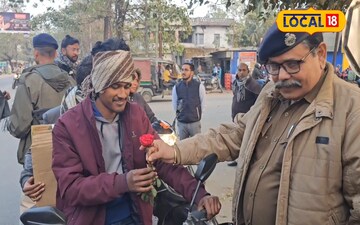 गुलाब देते डीएसपी 