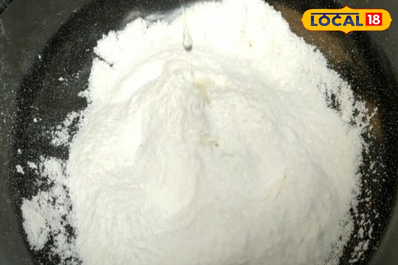 फिर चावल को पिस कर आँटा बना ले 