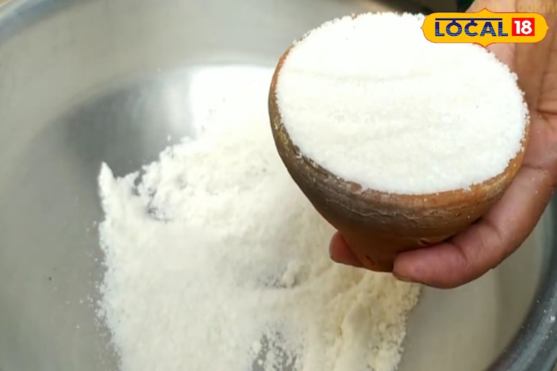 अब कटोरी ले उसमे चावल का आँटा डाले 