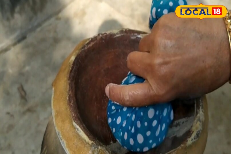 कटोरी को बर्तन के ऊपर रखना है 