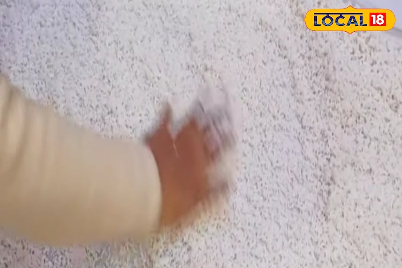 सबसे पहले चावल को धो कर सूखने दे 