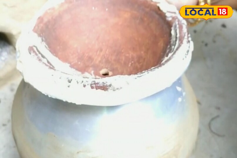 अब गैस या चूल्हे पर पानी से भरा हांडी चढ़ाये 