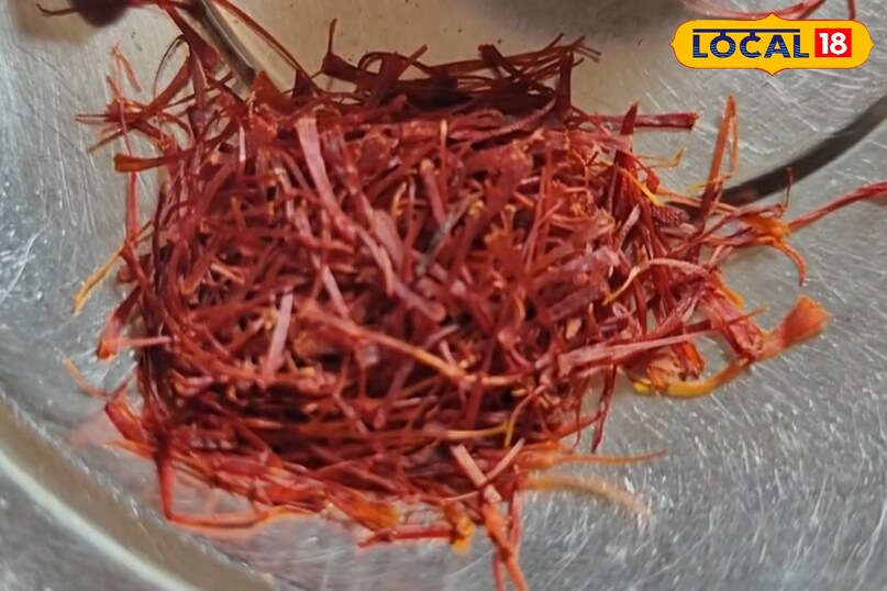 शिव कुमार पांडे पिछले कई वर्षों से आयुर्वेदिक पद्धति से च्यवनप्राश तैयार कर रहे हैं. उनके अनुसार यह च्यवनप्राश साधारण प्रक्रिया से नहीं, बल्कि गहन शोध और अनुभव के आधार पर बनाया जाता है. इसे तैयार करने में करीब दो महीने का समय लगता है, जो इसकी गुणवत्ता को दर्शाता है.