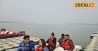 बोटिंग का मजा लेते लोग