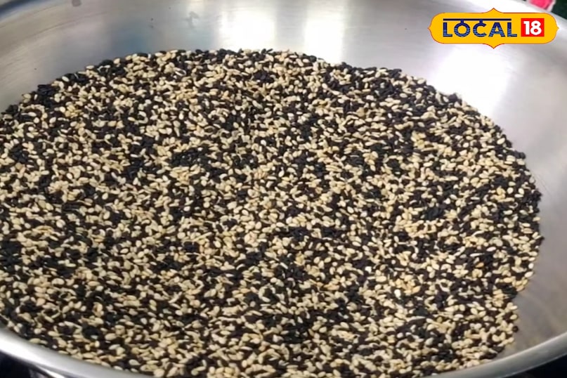 तिल को कढ़ाई मे थोड़ी देर भुने 