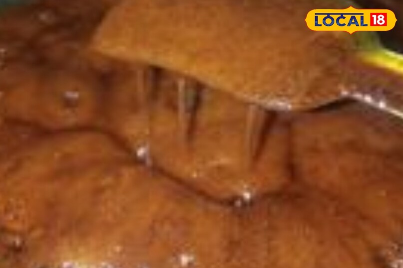 एक कढ़ाई मे गुड का चासनी बनाये 