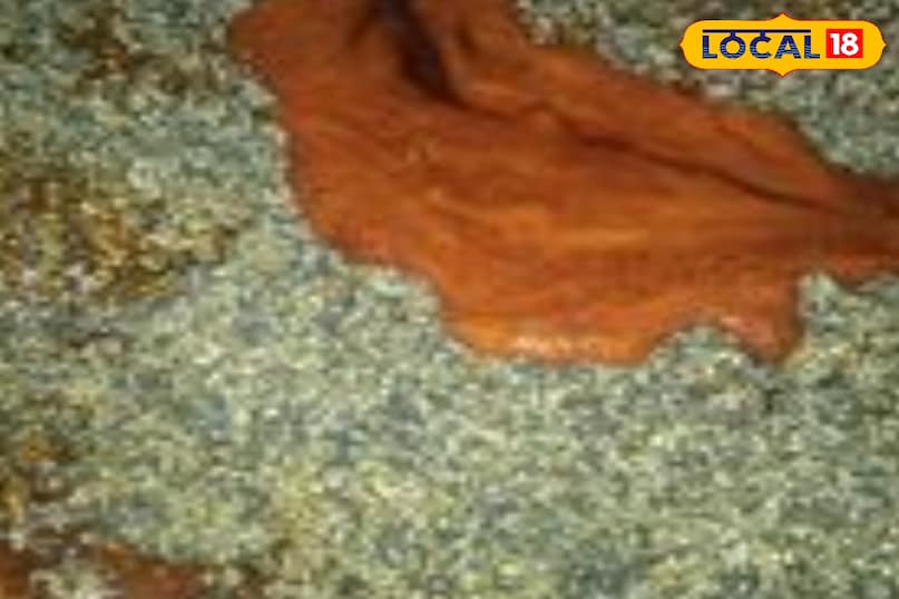 चासनी तत्यार होते ही उसमे भुना हुआ तिल डाले 