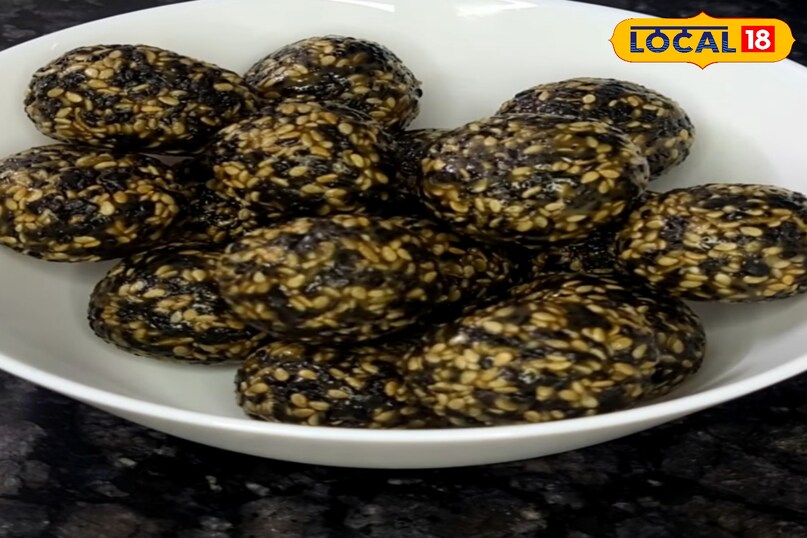 जब मिश्रण ठंडा हो जाये तो हाथ से गोल गोल लड्डू बनाये 