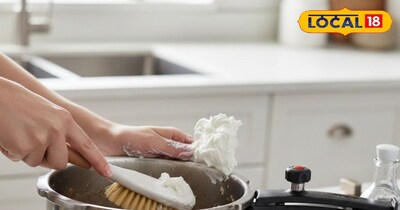 आलू उबालने के बाद कुकर के जिद्दी दाग हटाएं