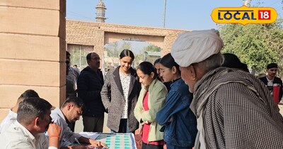 नींव कार्यक्रम में आई बेटियां रजिस्ट्रेशन करवाती हुई