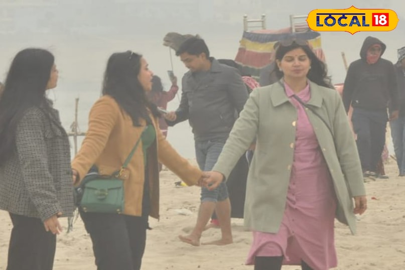 गंगा पार रेत पर फूल मस्ती