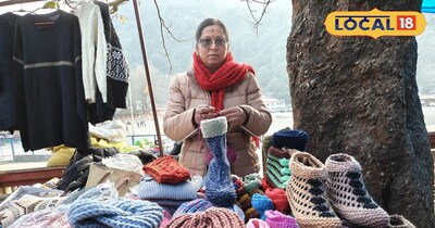 नैनीताल में हाथों से ऊनी उत्पाद तैयार कर स्वरोजगार कर रहीं महिलाएं