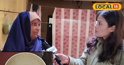 गंदे पानी के बारे में बताते हुए लोग