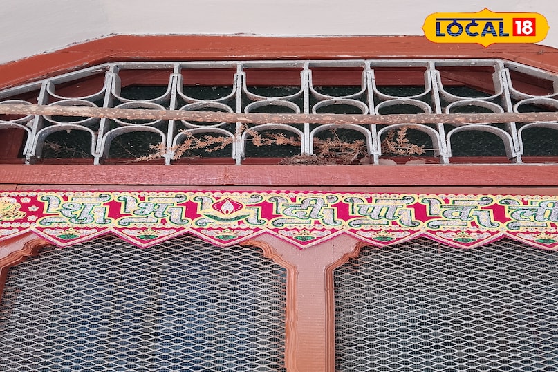 it will hang on the door 